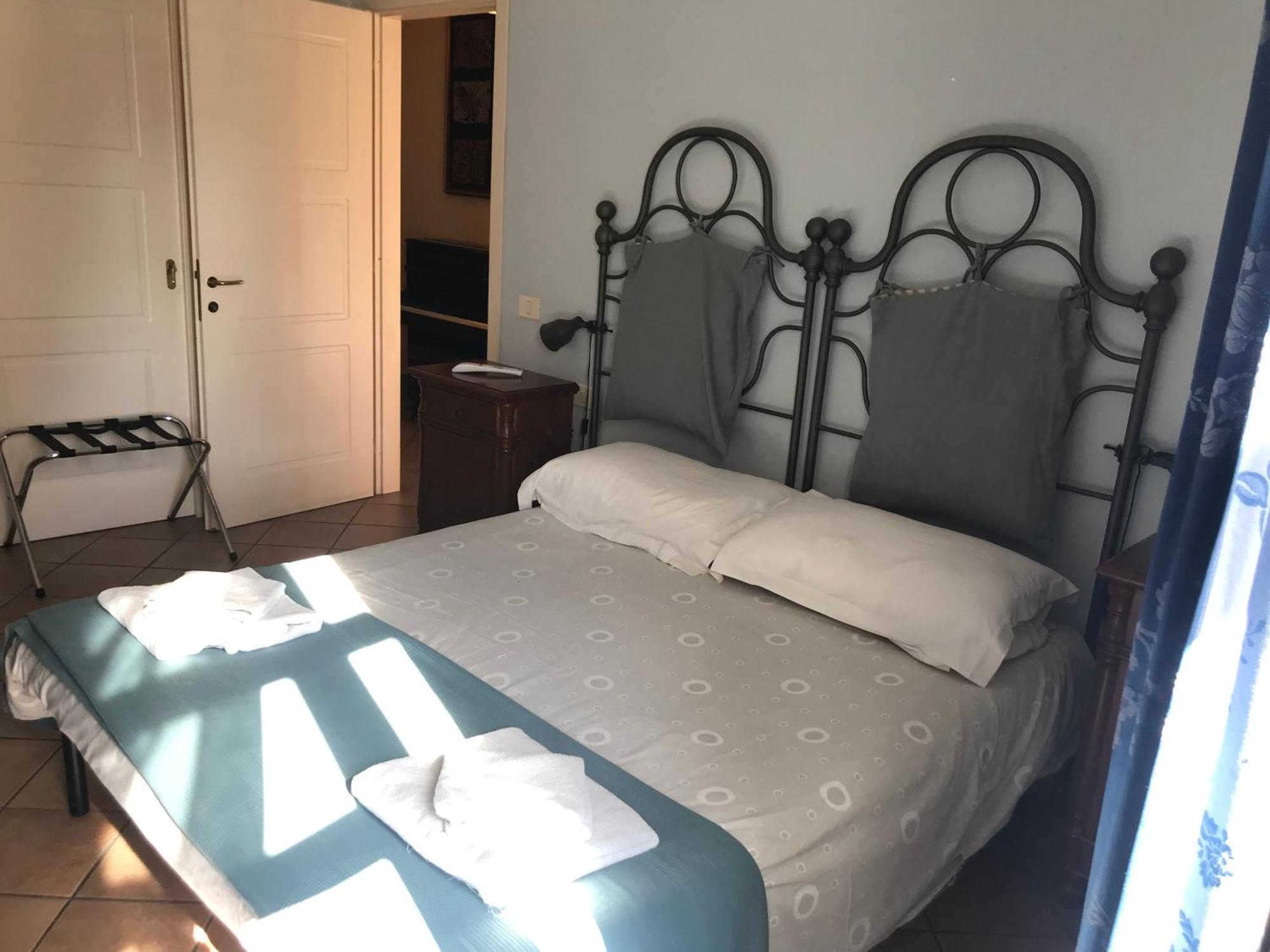Numero 3 Hotel Каляри Екстериор снимка