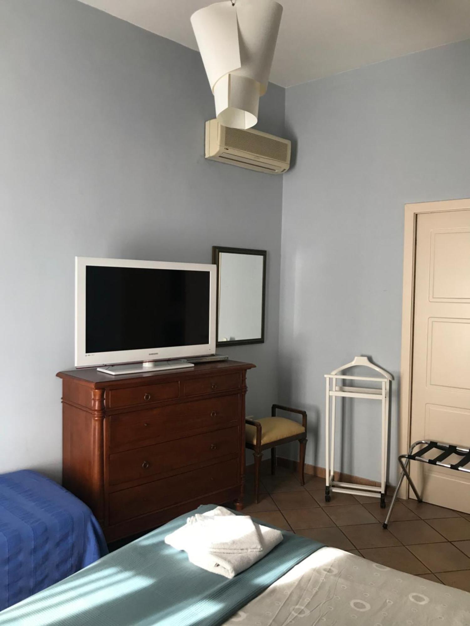 Numero 3 Hotel Каляри Екстериор снимка